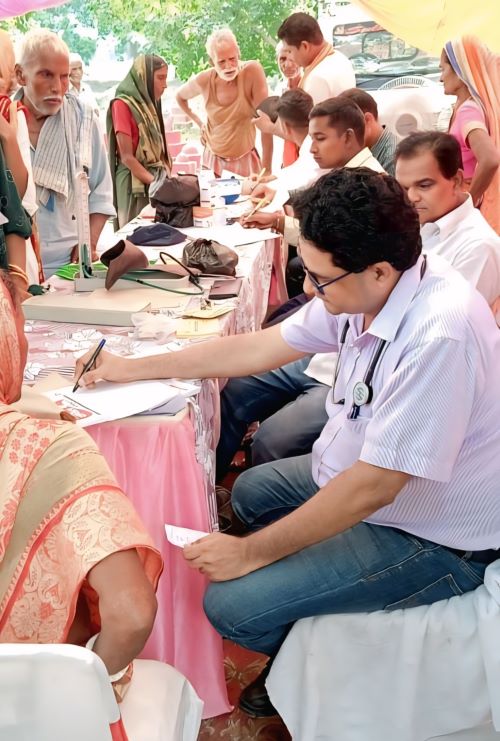 Diabetologist Dr S Hussain Siwan Bihar free campaign